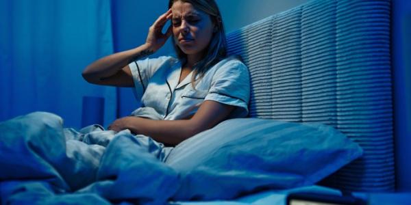 mujer con insomnio