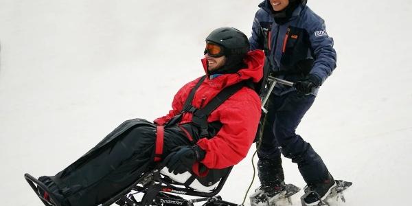 Usuario probando la nueva silla tándem junto a una instructora 