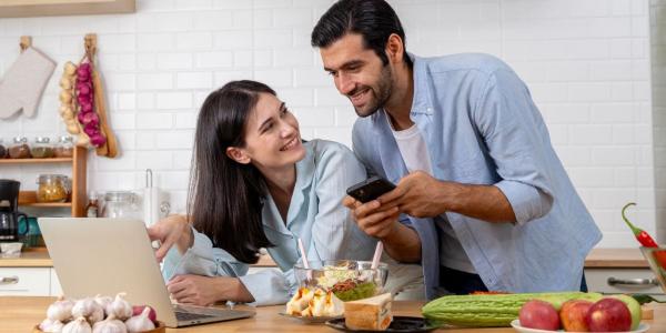Pareja contenta mirando la bajada del euríbor