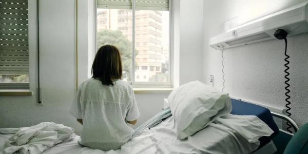 Una mujer en la cama de un hospital.