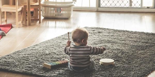 Niño tocando instrumentos