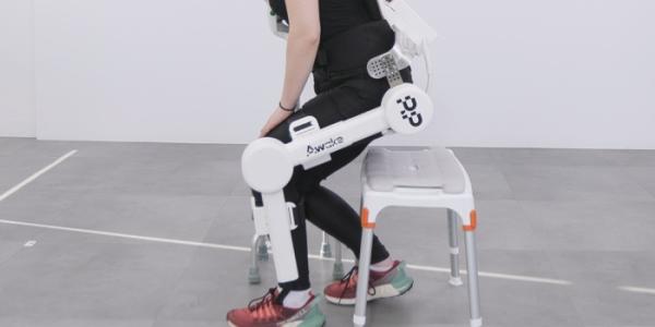 Un paciente utiliza el exoesqueleto robótico 