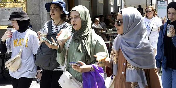 Un grupo de extranjeras en una calle de Madrid
