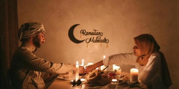 Una pareja comparte una cena en Ramadán