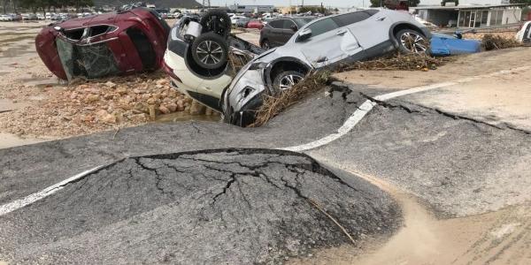 Coches volcados tras las inundaciones en Orihuela (Alicante) en septiembre de 2019. 