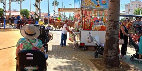 Una persona en silla de ruedas en la Feria de Abril