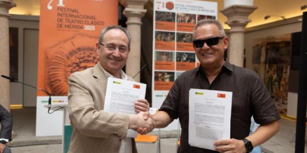 El director del Festival de Mérida, Jesús Cimarro, y el director ejecutivo de Promoción Sociocultural, Artística y Deportiva de la ONCE, Ángel Luis Gómez, se dan la mano 