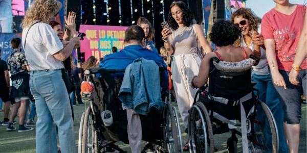 Personas con discapacidad disfrutando de festivales de música accesibles