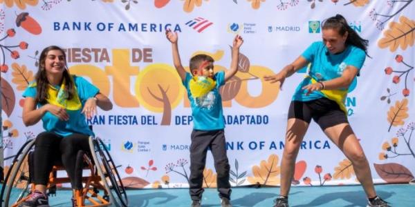 Participantes en la jornada practicando zumba 