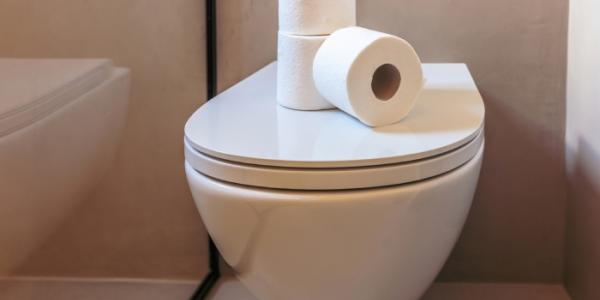 Papel higiénico encima de inodoro