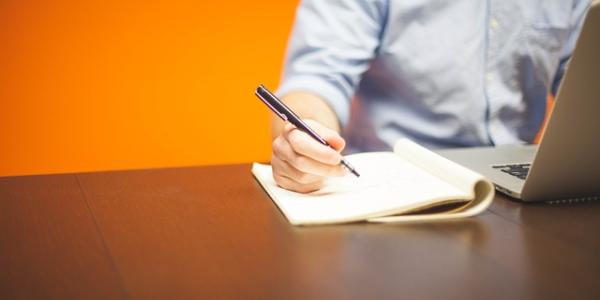 Mano de un señor firmando un contrato