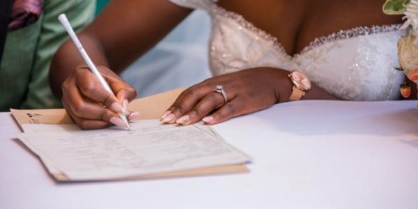 Mujer firmando matrimonio