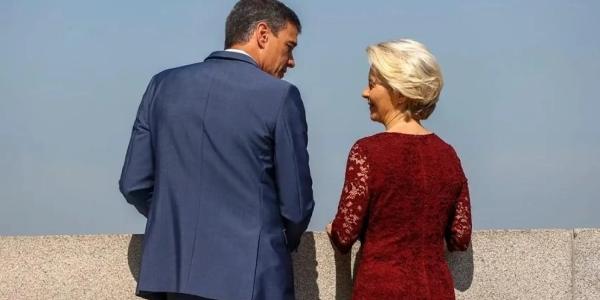 El presidente del Gobierno, Pedro Sánchez, con la presidenta de la Comisión Europea, Ursula von der Leyen. 
