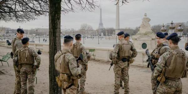 Francia activa el servicio militar voluntario