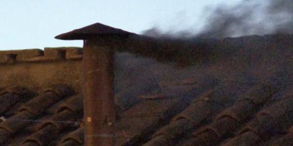 La primera fumata del cónclave 