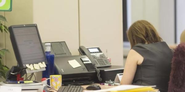 Trabajadora pública en una oficina de la Seguridad Social