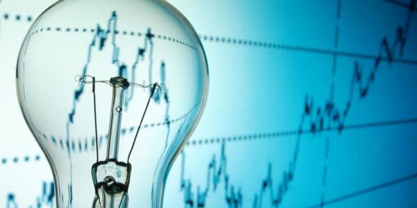 Bombilla e infografía sobre el futuro energético mundial