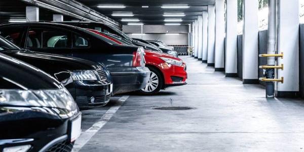 Superar los límites de una plaza de garaje supone invadir una propiedad privada. 