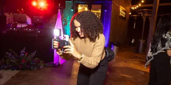 Wedding planner trabajando en una boda