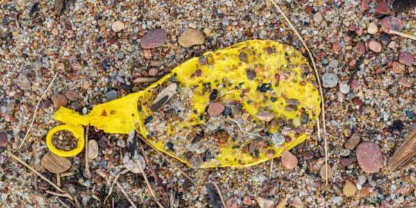 Inflar globos es peligroso para el medio y para la salud