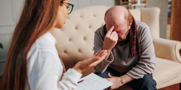 Un hombre es atendido por una sanitaria 