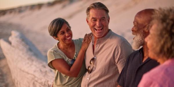 Personas jubiladas en la playa