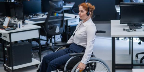 Persona con discapacidad en una oficina 