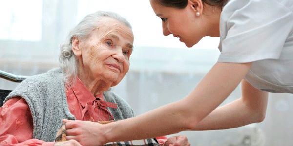 Persona dependiente con su cuidadora / AyudaFamiliar