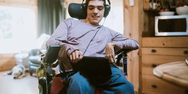 Un joven con parálisis cerebral en su hogar.