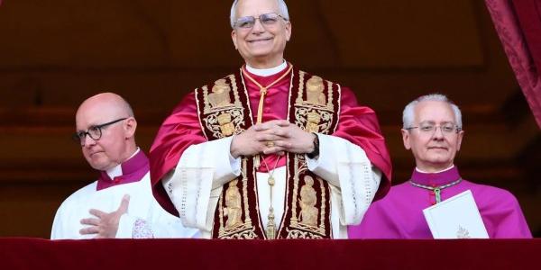 El nuevo Papa, León XIV, en el balcón de la basílica de San Pedro después de la elección. 