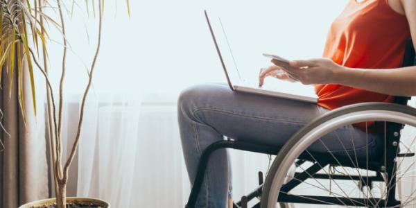 Una mujer en silla de ruedas 