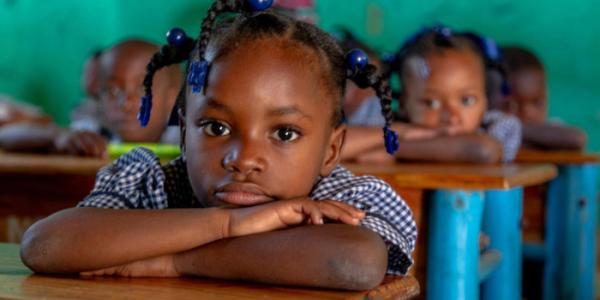 Niña en una escuela de Haití