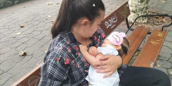 Tras un episodio de hemiplejia, Andrea explica que, además de para preservar su intimidad, "en esta foto Ian aparece con antifaz porque hay que intentar dormirlo" para que se tranquilice y recupere.