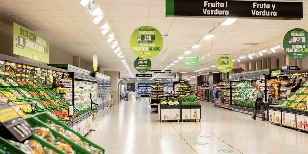 Interior de un supermercado grande de Mercadona. 