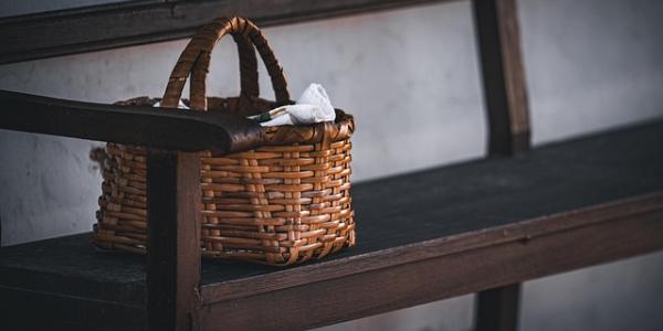 Banco de una casa con cesto de ropa