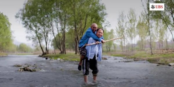 Jia Wenqi y Jia Haixia posan para el documental