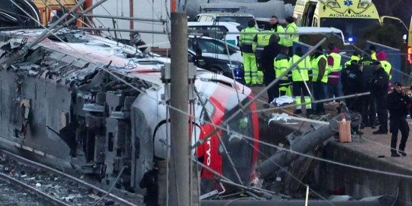 Los equipos de emergencia trabajan en el troceado de los trenes para poder trasladar los restos
