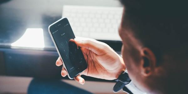 Persona con un móvil