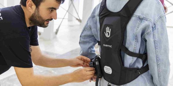 El IMAE ofrece mochilas vibratorias para la discapacidad