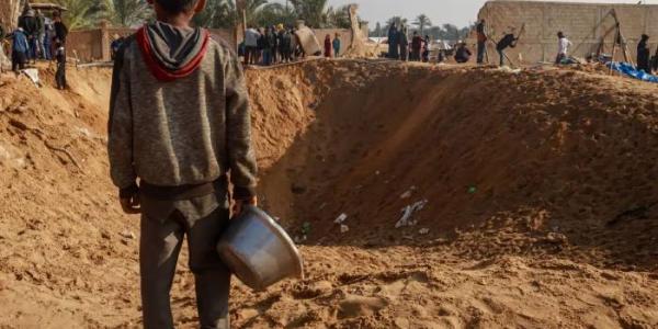 Niño mirando hacia el impacto ambiental de la guerra en Gaza 