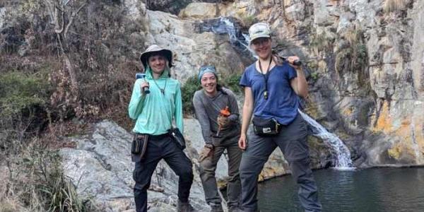 Investigadores en Barberton (Sudáfrica), donde se hallaron pruebas geológicas del impacto del meteorito S2 hace 3.260 millones de años 