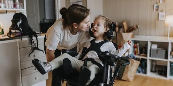 Una madre junto a su hija con grave discapacidad motora.