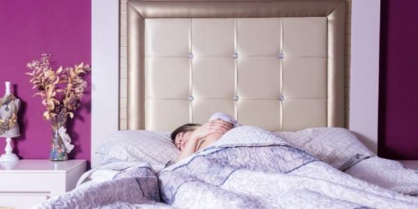 Una mujer en el dormitorio