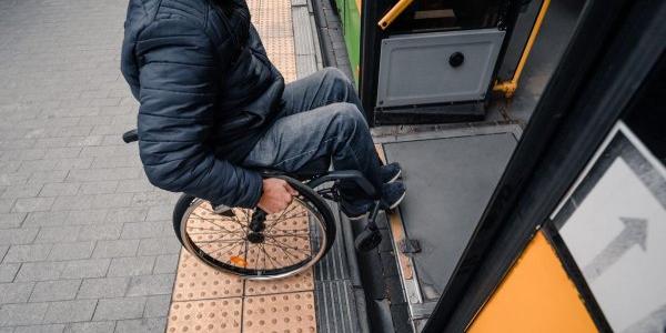 Ejemplo de transporte accesible para movilidad reducida