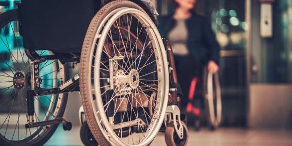 Persona en silla de ruedas | Foto de 123RF/NejroN