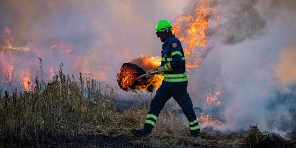 Bombero apagando un incendio