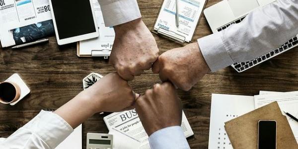 Puños en señal de equipo  e inclusión