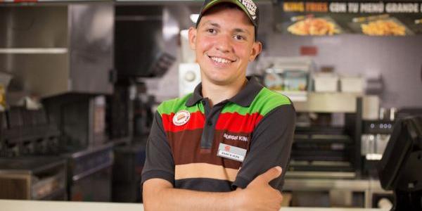 Joven con discapacidad intelectual trabajando en un restaurante Burger King, ejemplo de inclusión laboral