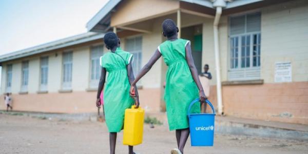 Dos niñas con cubos de UNICEF