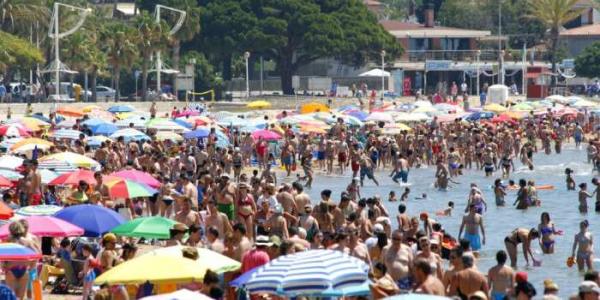 Una playa abarrotada de gente 